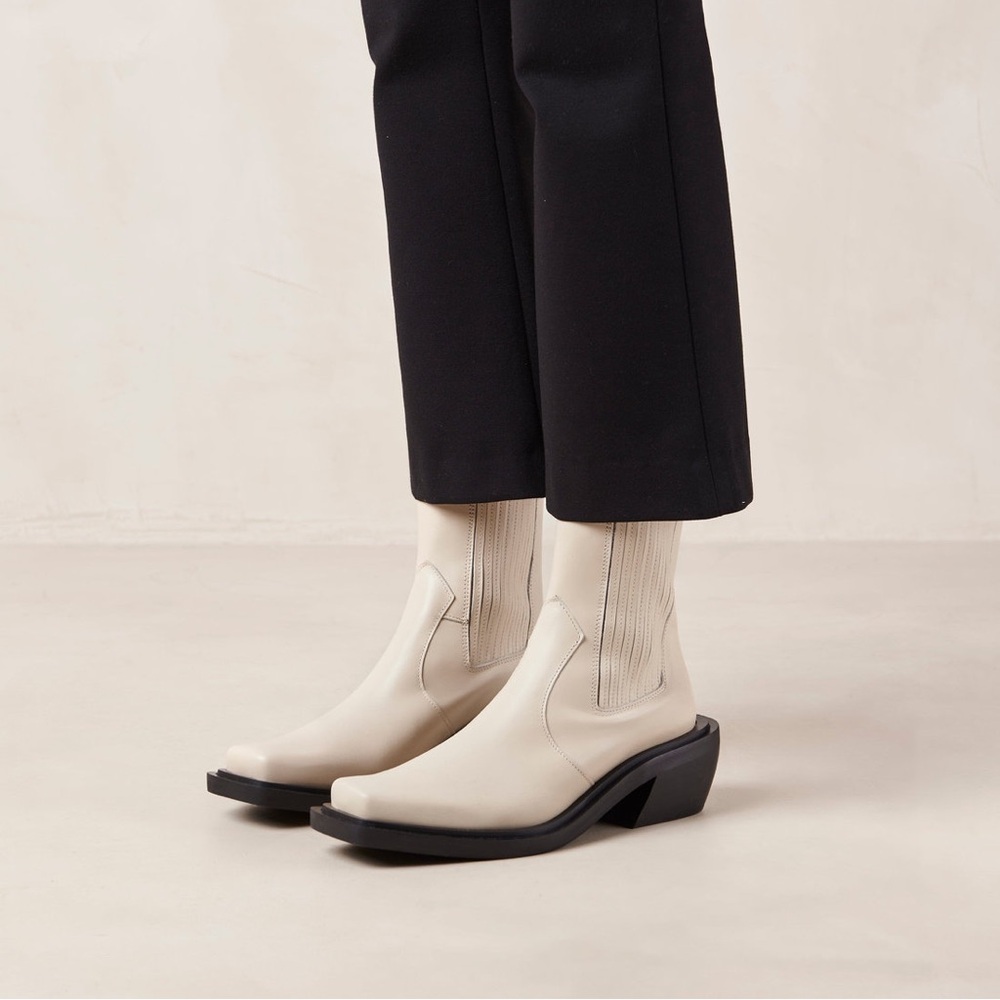 NWT and box - Alohas Ranch Boot in Cream
